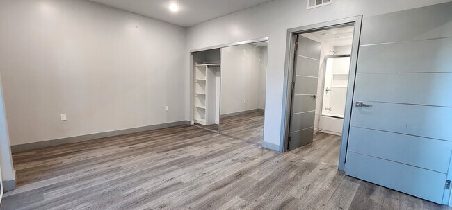 Foto del edificio - 7040 Woodman Ave