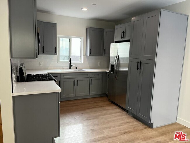 Building Photo - 5730 S Van Ness Ave