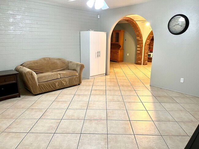 Foto del edificio - 4 Bedroom Single Family Home in Phoenix