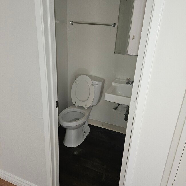 0.5 Baño - 8809 Etiwanda Ave
