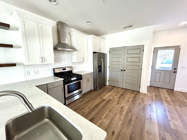Foto del edificio - Modern 3-Bedroom 3-Story Apartment with a ...