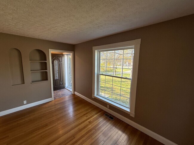 Foto del edificio - Spacious 4-Bedroom Property with In-Law Su...