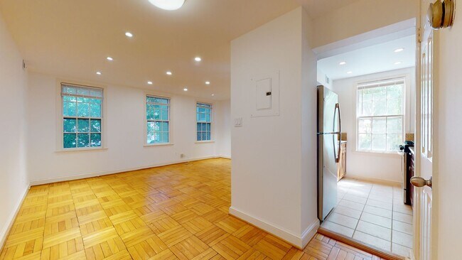 Foto del edificio - Spacious, Light-filled One Bedroom One Bat...