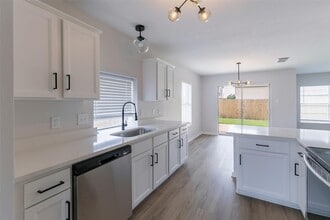 Building Photo - 16711 Hollow Ridge Dr