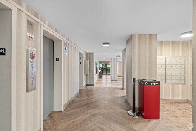 Ascensores y sala de correo - Calvert House Apartments