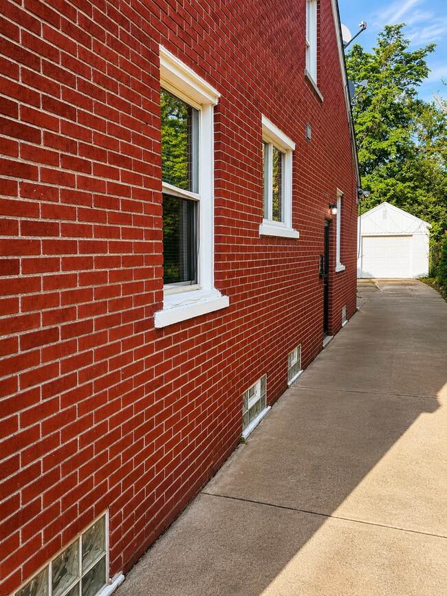 Foto del edificio - 3BR Eastside Bungalow with Wood Floors, Garage & Full Basement