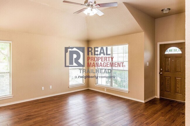 Foto del edificio - Well-Maintained Home with Large Yard and Storage Shed