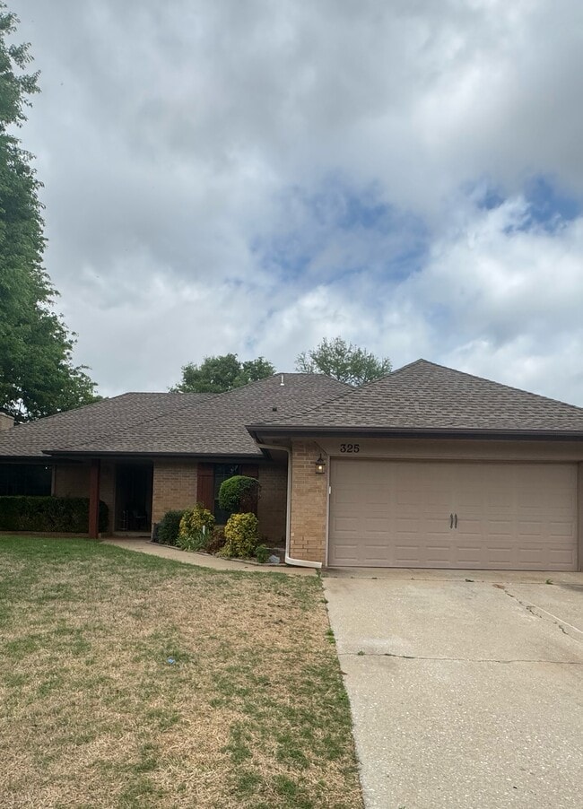 Photo - 325 E Parkland Dr House