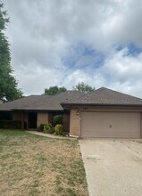 Building Photo - 325 E Parkland Dr