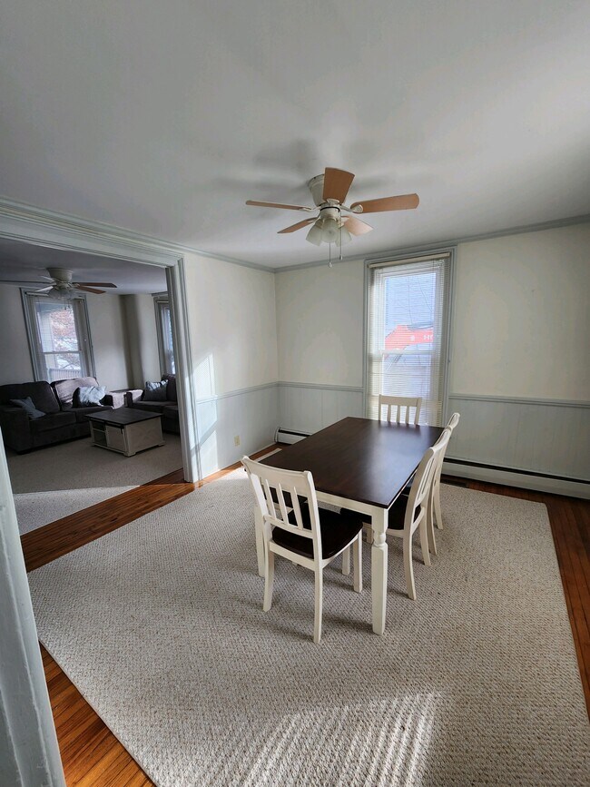 Mesa de comedor - Muebles incluidos - 172 E 3rd St