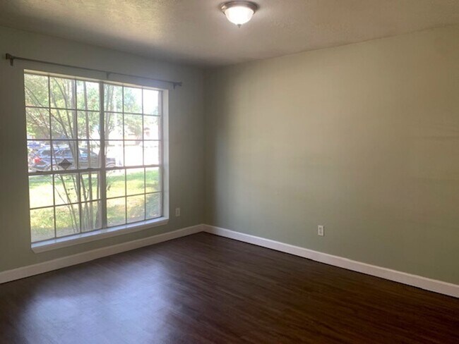 Foto del edificio - What a Find! 4 Bedrooms!