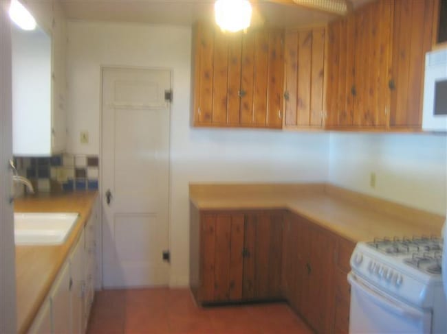 Building Photo - 708 Carlisle Blvd NE