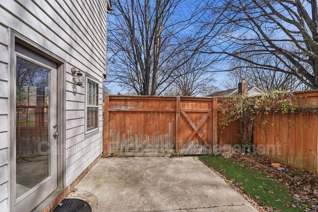 Foto del edificio - 805 Farm Tree Ln