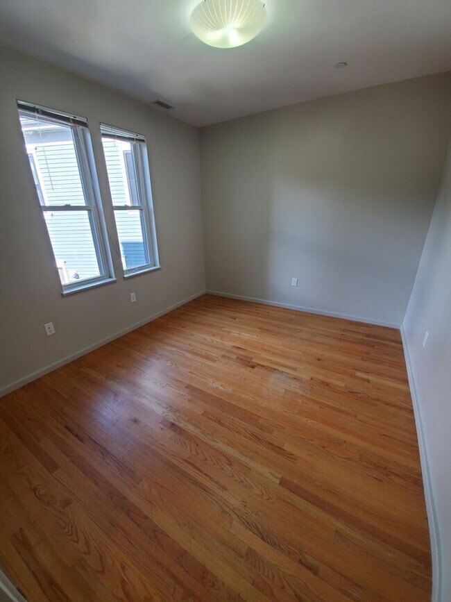 Building Photo - Huge 5 bed townhouse in allston