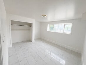 Building Photo - 5242 S Hamlet Cir