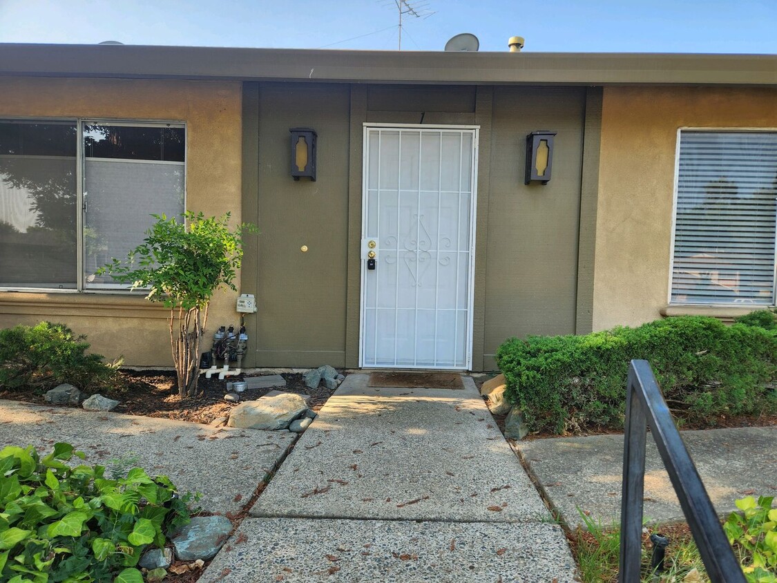 Foto principal - 2BR/1BA Condo on corner lot for rent near ...