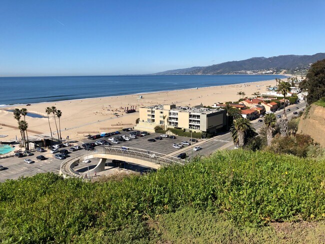 Building Photo - 723 Palisades Beach Rd