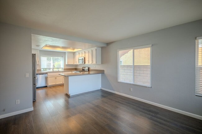 Building Photo - 3099 Oakview Ln