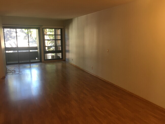 Foto del edificio - 8650 Gulana Ave