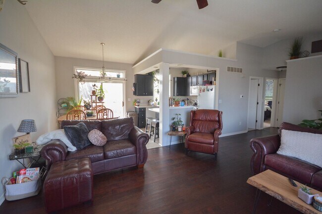 Building Photo - Gorgeous, updated pet friendly home with f...