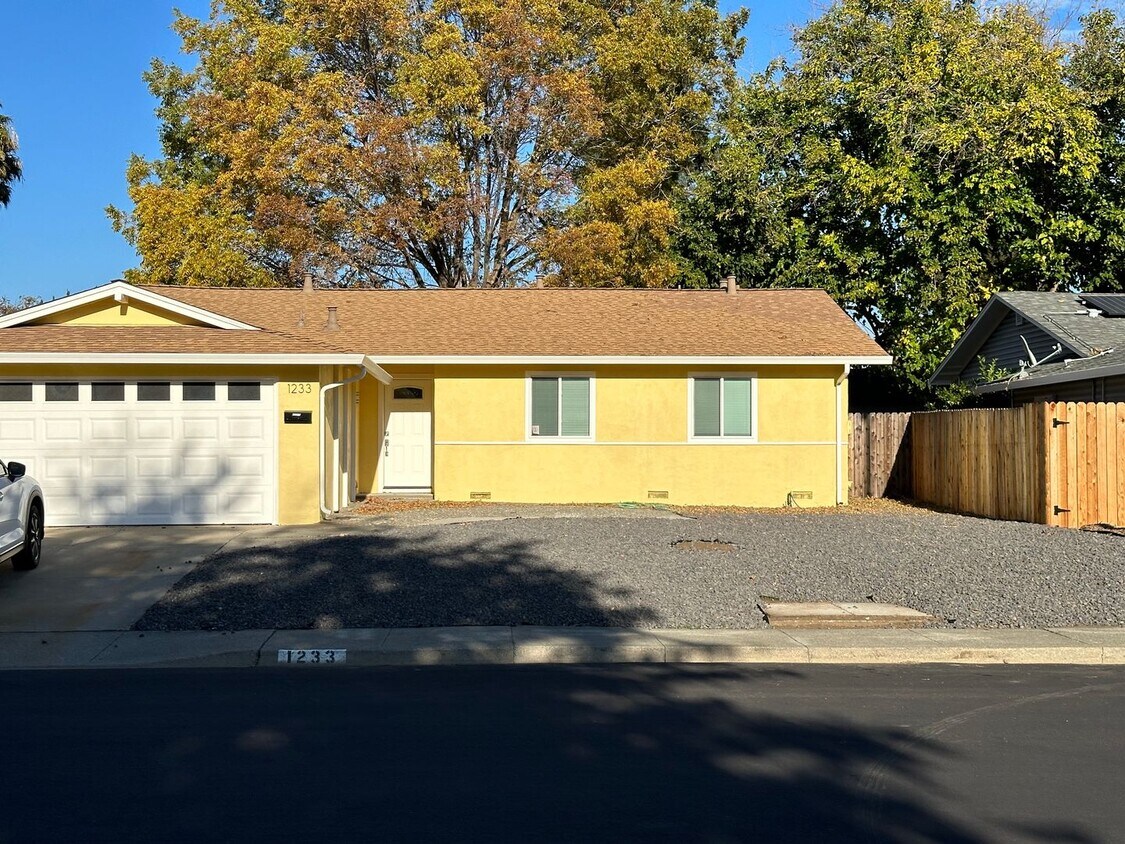 Primary Photo - 1233 Devonshire Dr