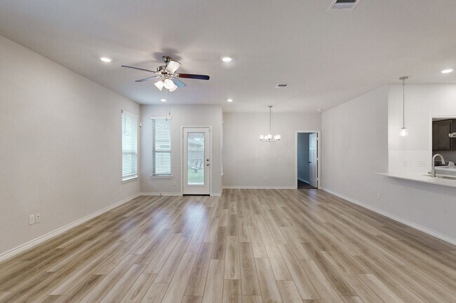 Foto del edificio - 3 Bedroom, 2 bath, 2 car garage located in...
