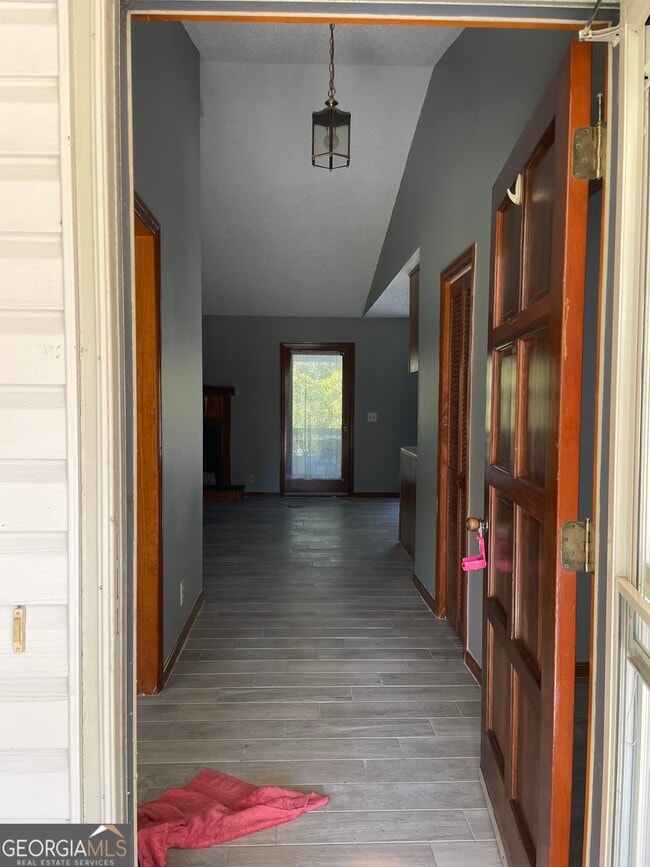 Building Photo - 211 N Woodvalley Dr