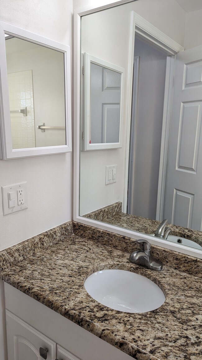 Building Photo - 476 Vin Rose Cir SE