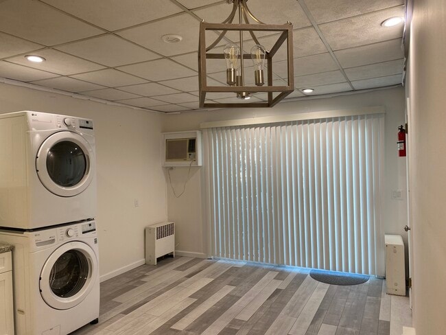 Kitchen Family Room - 23 W 42nd St