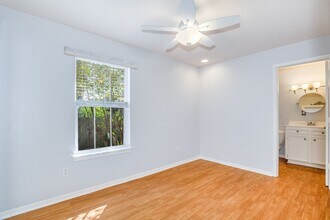 Building Photo - 1307 S Live Oak St