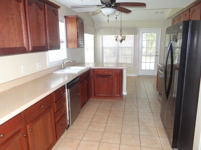 Foto del edificio - Lovely 3 bedroom 2 bath home in 55 and older neighborhood with 2 car garage