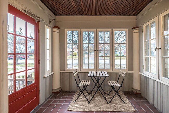 Foto del edificio - Quaint 4 bedroom Erie Home with Central Air & Garage Parking (Month to Month available)