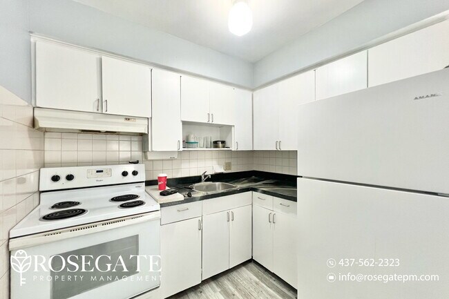 Photo du bâtiment - Newly Renovated 3-Bedroom Apartment in Kit...