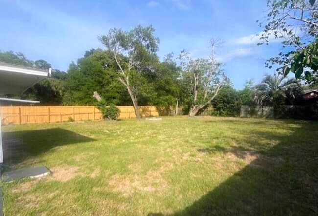 Building Photo - 2713 Silver Lake Dr