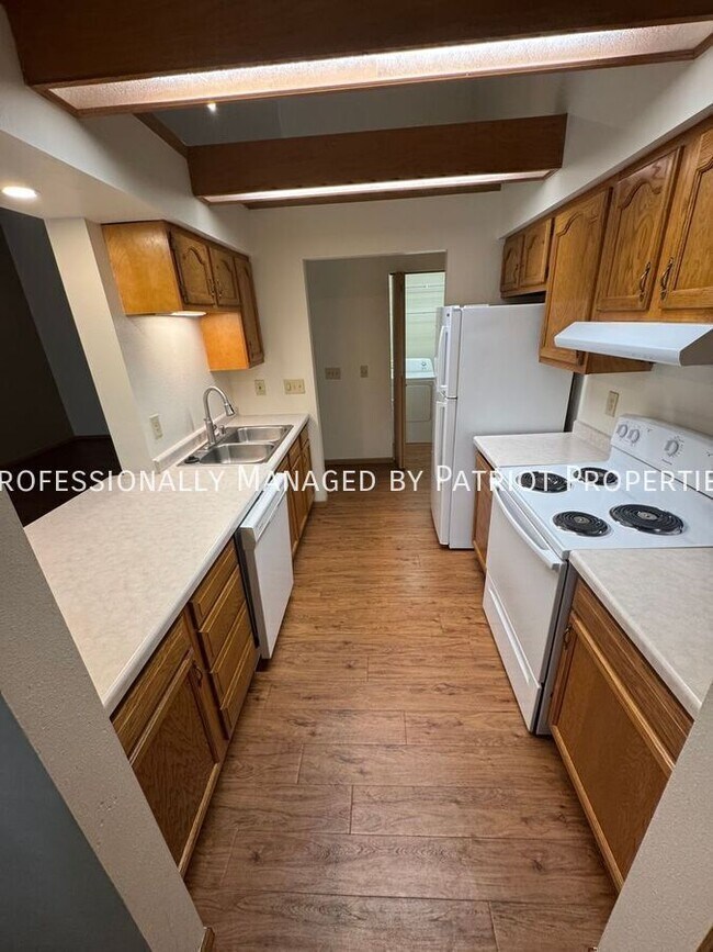 Building Photo - 1609 N Thompson Dr