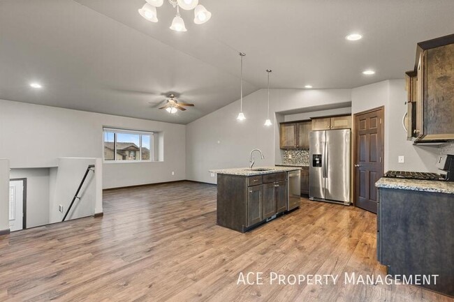 Building Photo - 533 Mace Dr