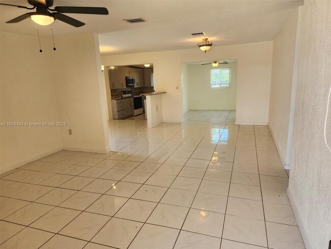 Foto del edificio - 845 NW 199th St
