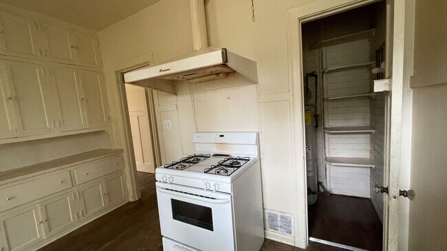 Building Photo - Gorgeous Vintage 4 bedroom home!