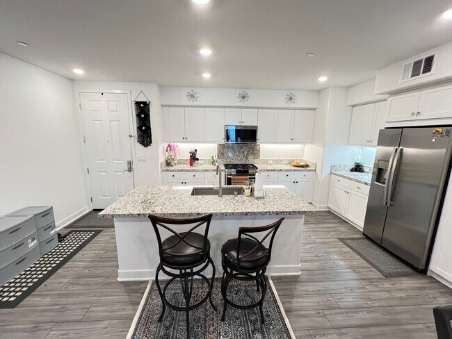 Foto del edificio - Upscale Living 2 Bed 2 Bath Condo in Anahe...