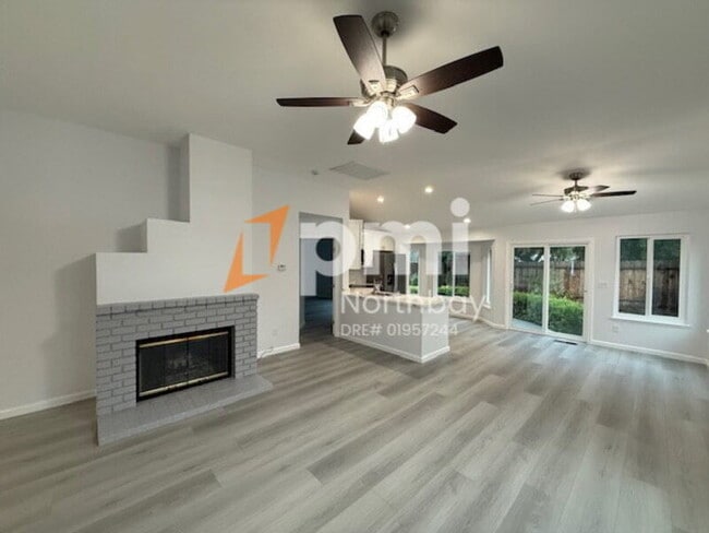 Foto del edificio - 210 Leafwood Ct