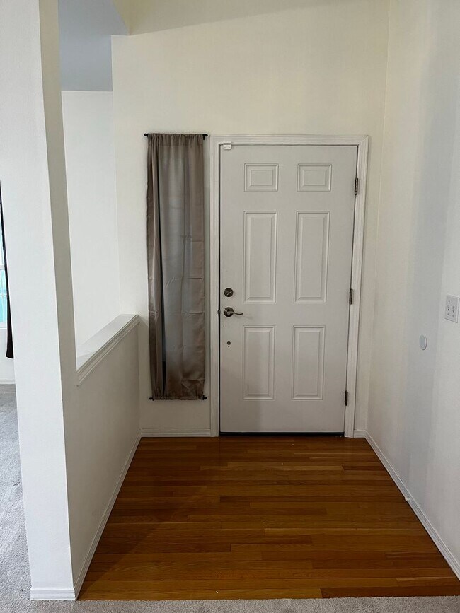 Building Photo - Light and bright home in an excellent loca...