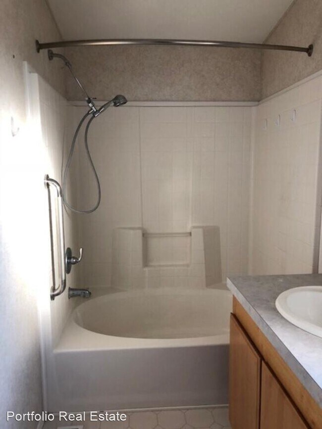 Building Photo - 2 br, 2 bath House - 10300 Rd H NE
