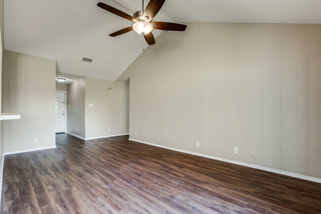 Foto del edificio - 3 Bedroom 2 Bath with 2 car garage! Availa...