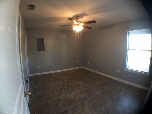Building Photo - 3200 Hill Crest Dr