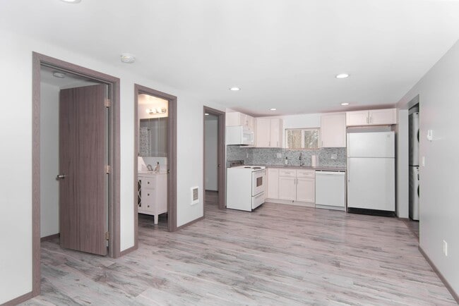 Building Photo - **Coming Soon** Fully Renovated small cozy 2 Bed 1 Bath Guest Cottage with complete updates LOOK