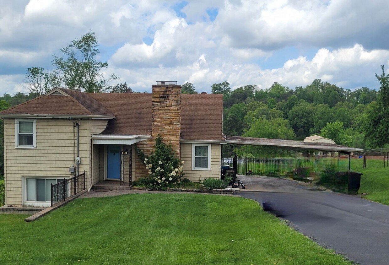 Foto principal - Tri level 3b2b home for rent with fenced i...