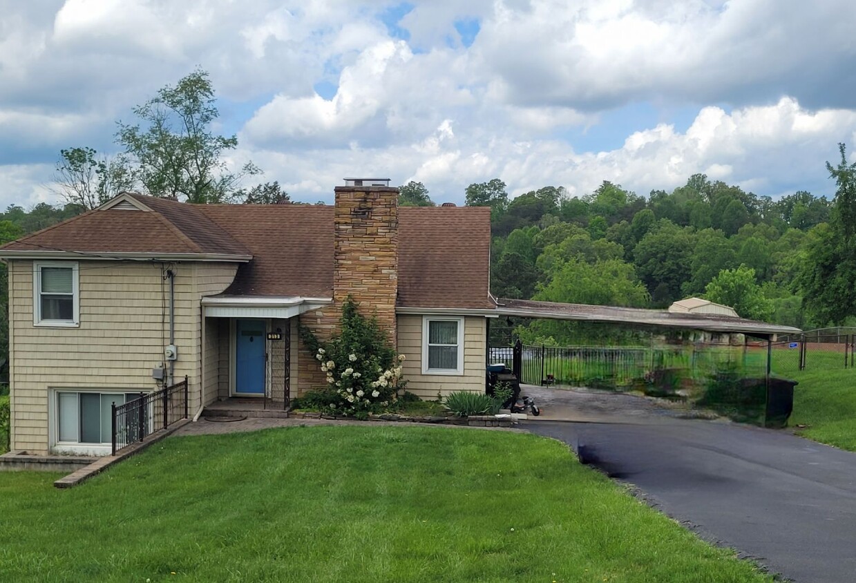 Primary Photo - Tri level 3b2b home for rent with fenced i...