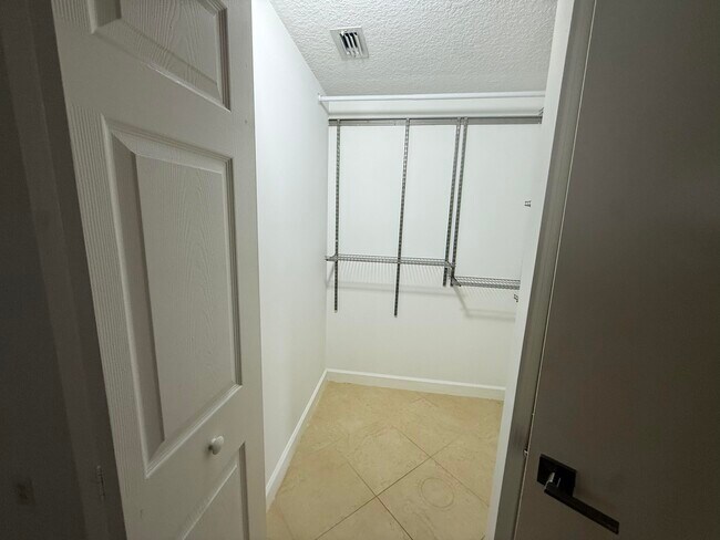 Foto del edificio - 6320 NW 114th Ave