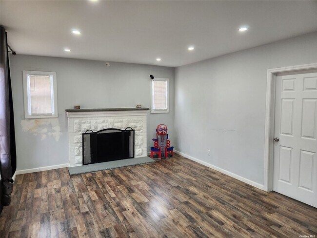 Building Photo - 21 Nassau Pl