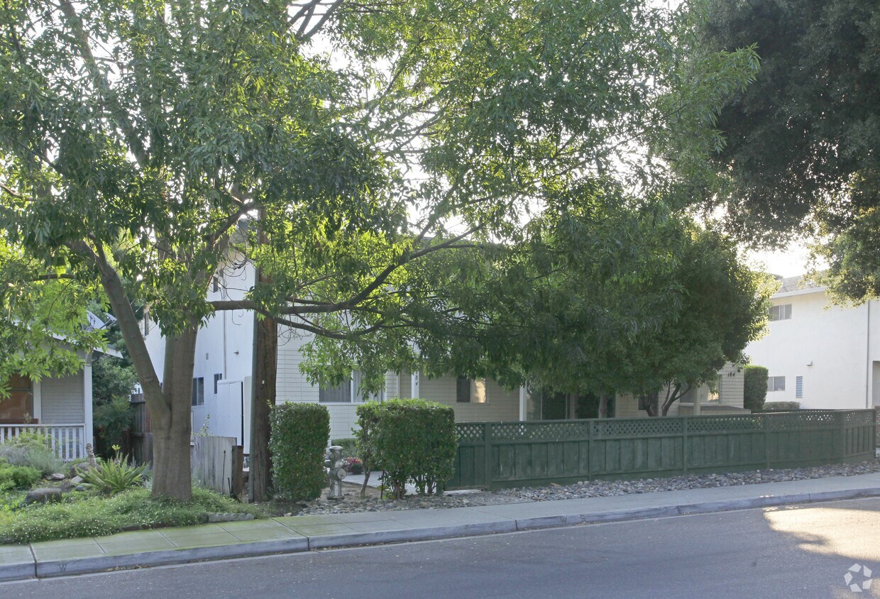 Primary Photo - 184 Centre St